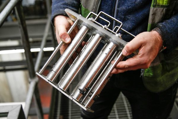 Clean tube magnet ready for reintroduction into the process